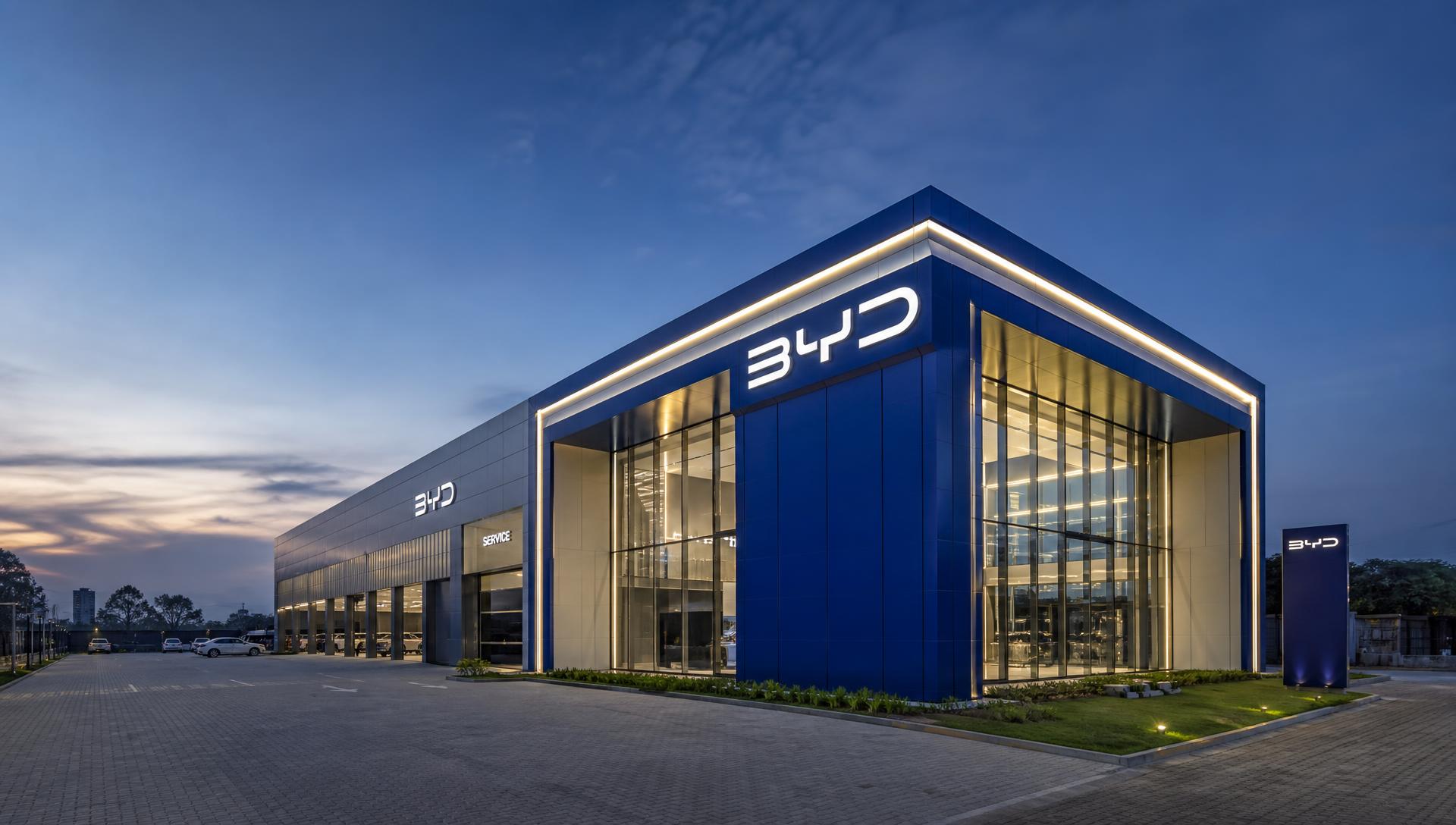 Fachada completa de concessionária BYD premium com arquitetura em ACM azul e showroom envidraçado